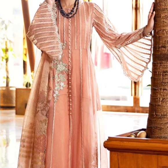 Women suit - Picture 2 of 4